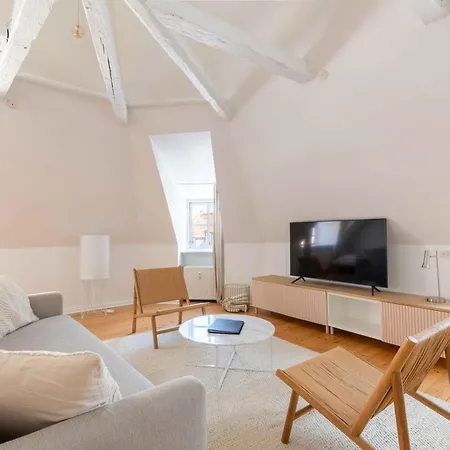 Unique W Exposed Beams Next To Tivoli Apartamento