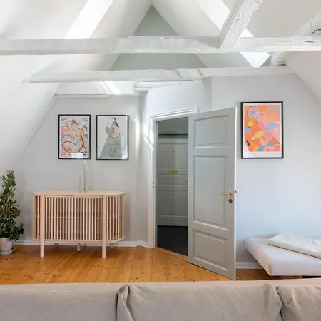 Unique W Exposed Beams Next To Tivoli Apartment